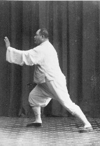 Yang Cheng-Fu, der udfører Børst Højre Knæ og Skub